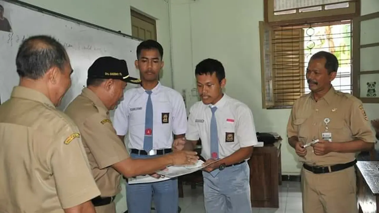 Dua siswa pemanjat tiang bendera dikunjungi oleh Wabup Banyumas, Sadewo Tri Lastiono dan mendapat tali asih. (Foto: Liputan6.com/Humas Pemkab BMS/Muhamad Ridlo)