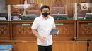Terdakwa kasus pembunuhan Brigadir Nopriansyah Yosua Hutabarat atau Brigadir J, Ferdy Sambo membawa buku hitam saat menjalani sidang lanjutan dengan agenda mendengarkan keterangan saksi dari Jaksa Penuntut Umum (JPU) di Pengadilan Negeri Jakarta Selatan, Selasa (8/11/2022). Ketua Indonesia Police Watch (IPW), Sugeng Teguh Santoso, menduga buku hitam yang dipegang Ferdy Sambo berisi nama-nama anggota Polri yang menerima gratifikasi bisnis tambang di Kalimantan. (Liputan6.com/Faizal Fanani)