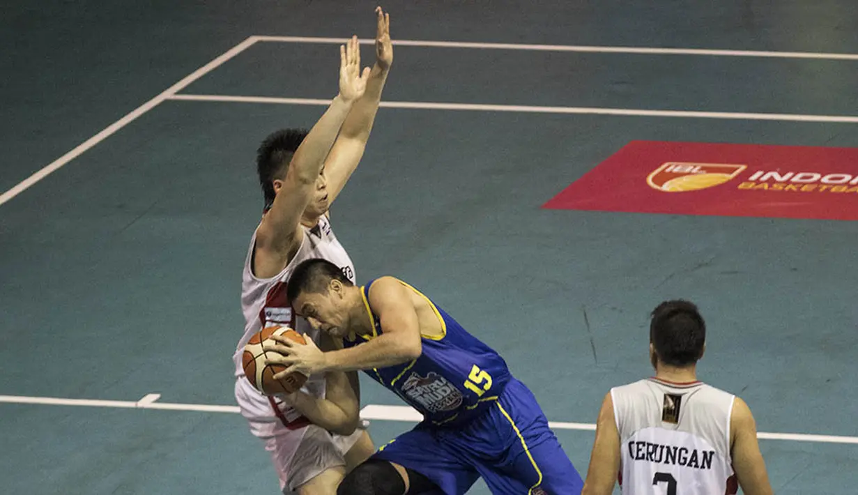 Pebasket Satria Muda Pertamina, Ronaldo Sitepu, berusaha menerobos pebasket M88 Aspac, Ferdinand Damanik, pada laga IBL Musim 2016 di Hall A Senayan, Jakarta, Sabtu (9/1/2016). (Bola.com/Vitalis Yogi Trisna)