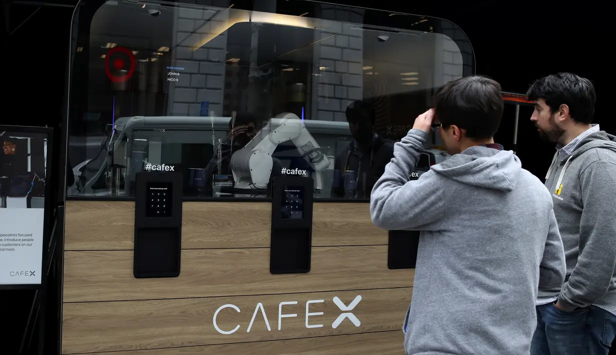 Pelanggan menyaksikan robot barista membuat kopi di Cafe X, San Francisco, California, AS, Selasa (12/2). Tetap dibutuhkan satu atau dua pekerja yang mendampingi robot untuk mengantisipasi terjadinya masalah teknis. (Justin Sullivan/Getty Images/AFP)