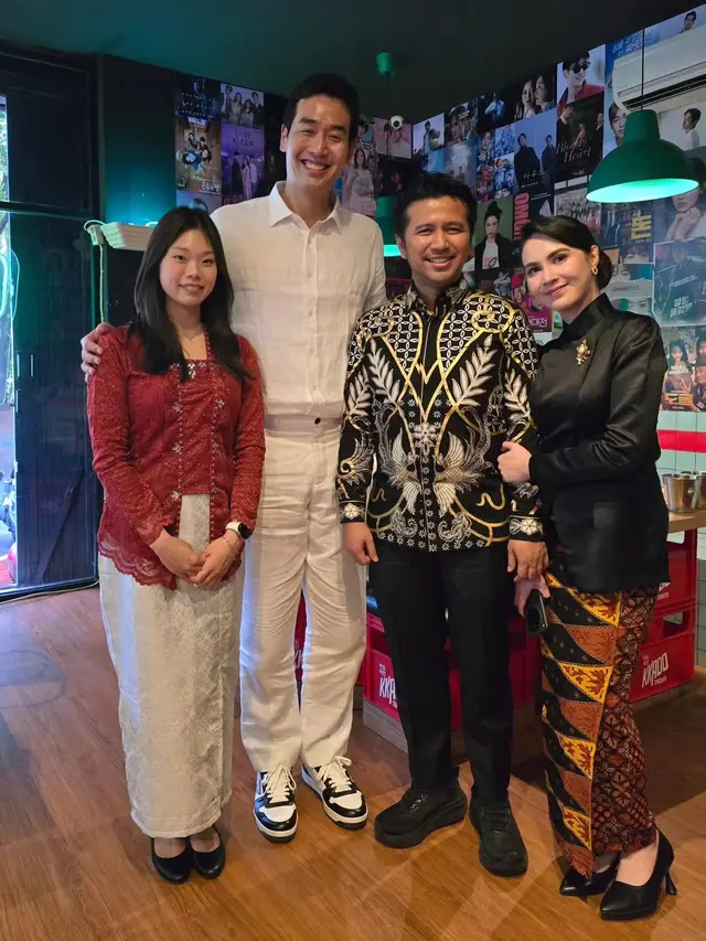 Arumi Bachsin Pakai Kebaya Janggan untuk Hangout, Bukti Kebaya Bukan Cuma Buat Kondangan