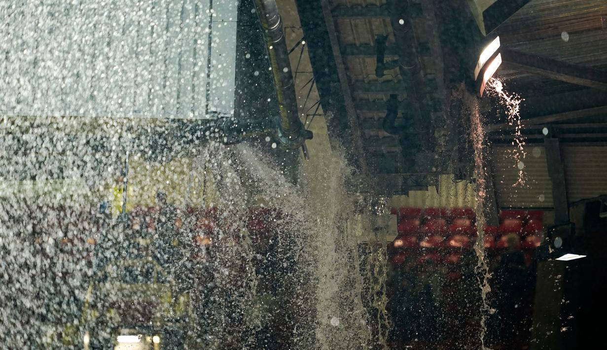 Ada kejadian tak biasa di stadion berusia 114 tahun itu. Hujan lebat membuat atap stadion Old Trafford bocor dan berubah menjadi wahana air terjun. (AP Photo/Dave Thompson)