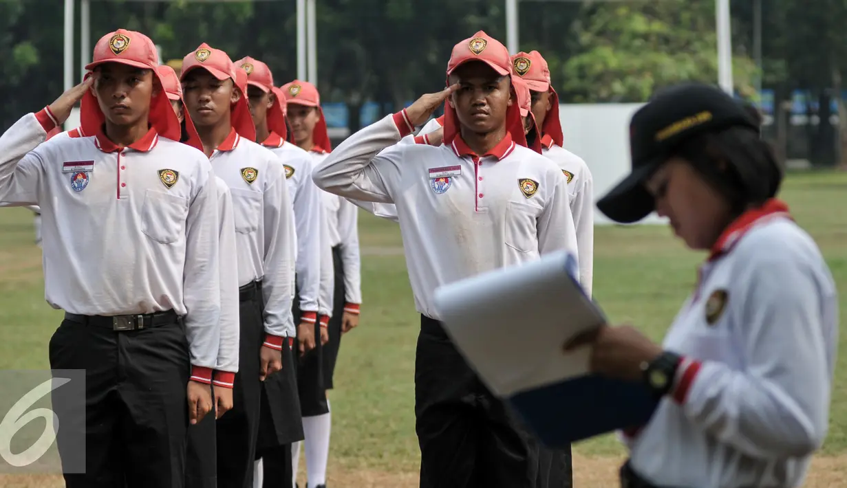 Pelatih membetulkan topi salah satu anggota Paskibra ka saat berlatih di Lapangan PP PON Cibubur, Jakarta, Kamis (11/8). Persiapan Paskibraka terus dimatangkan jelang upacara peringatan HUT RI ke-71 di Istana Negara (Liputan6.com/Yoppy Renato)
