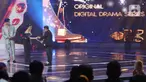 Chief Content dan Strategy Officer Vidio, Mark Francis (kanan) saat menerima penghargaan pada 29th Asian Television Awards di Studio 6 EMTEK CITY, Jakarta, Sabtu (30/11/2024). (Liputan6.com/Herman Zakharia)