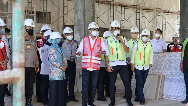 Menteri Perhubungan Budi Karya Sumadi saat meninjau progres pembangunan Terminal Tingkir, di Salatiga, Jawa Tengah. Terminal ini menggunakan konsep mixed use untuk pusat kegiatan masyarakat dan UMKM. (Dok Kemenhub)