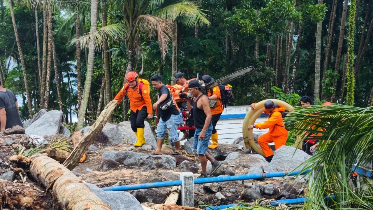 FOTO: Korban Banjir Bandang di Pulau Siau Bertambah Menjadi 15 Orang