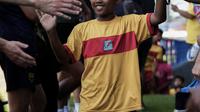 Seorang anak anggota SJJ Arcamanik mendapatkan kesempatan langka untuk berinteraksi dengan pemain Oxford United di Stadion Arcamanik Bandung, Rabu (9/7/2025). (Dok. Oxford United).