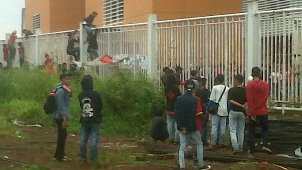 Tidak Punya Tiket, Suporter Lompati Pagar Stadion Pakansari
