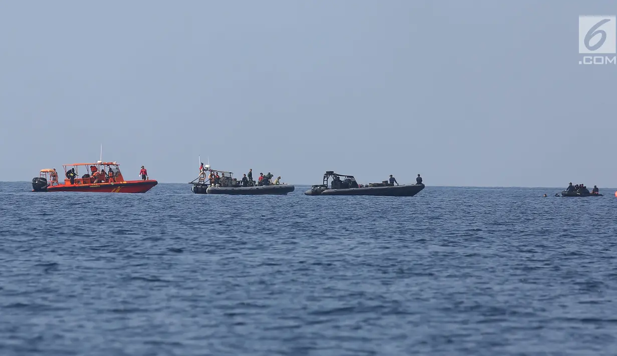 Tim SAR saat melakukan pencarian jatuhnya pesawat Lion Air JT 610 di perairan Karawang, Jawa Barat Rabu (31/10).  Hari ke-3 pencarian diduga adanya temuan benda logam sepanjang 20 meter yang terdeteksi sonar KRI Rigel. (Merdeka.com/Imam Buhori)