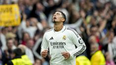 Ekspresi lega pemain Real Madrid, Jude Bellingham saat melakukan selebrasi setelah mencetak gol pertamanya pada musim ini dalam laga lanjutan Liga Spanyol 2024/2025 melawan Osasuna yang berlangsung di Santiago Bernabeu, Madrid, Spanyol, Sabtu (09/11/2024) WIB. (AP Photo/Jose Breton)