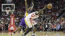 Pemain Houston Rockets,  Montrezl Harrell (kanan) mencoba melewati pemain Los Angeles Lakers, Louis Williams (kiri) pada laga NBA di Toyota Center, Houston, (08/12/2016).  (Reuters/Thomas B. Shea-USA TODAY Sports)
