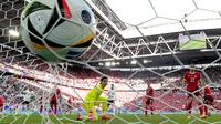 Ekspresi kecewa kiper Swiss, Yann Sommer setelah gawangnya dibobol oleh pemain Inggris, Bukayo Saka&nbsp;pada laga perempat final Euro 2024 di Duesseldorf Arena, Duesseldorf, Jerman, Sabtu (06/07/2024). (AP Photo/Martin Meissner)