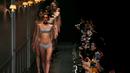 Para model membawakan pakaian dalam Peach John bertema Autumn/Winter 2016 selama Tokyo Fashion Week di Tokyo, Jepang (15/3/2016). (REUTERS/Toru Hanai)