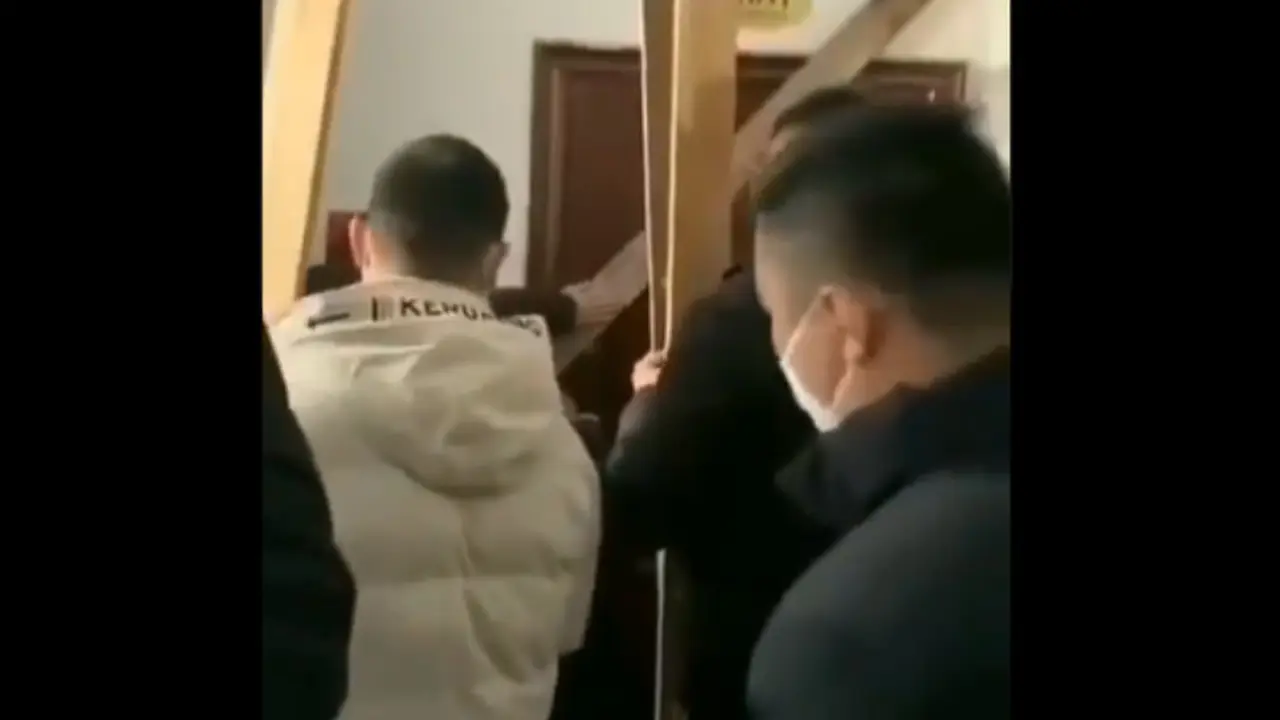Viral Video Pria Dikurung Usai Pulang dari Wuhan, Pintu Rumah Dipasangi Papan