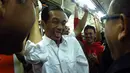 Pak Jokowi kayaknya seru banget bercanda sama penumpang bus (Istimewa)