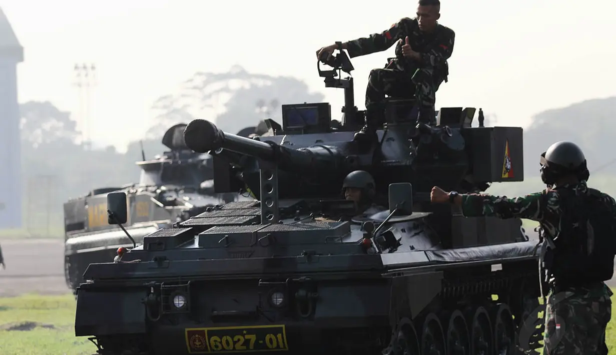 Dalam Latgab ini, 49 kendaraan tempur yang antara lain terdiri dari 18 tank Scorpion, 6 tank Stormer, dan 2 panser Saladin akan digunakan, Senin (19/5/14). (Liputan6.com/Faizal Fanani)