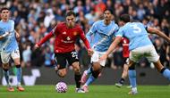 Gelandang Manchester United asal Uruguay #25, Manuel Ugarte (2 dari kiri), berlari ke arah bek Manchester City asal Portugal #03, Ruben Dias (kanan), sementara gelandang Manchester City asal Inggris #47, Phil Foden (kiri), dan gelandang Manchester City asal Belanda #04, Tijjani Reijnders (2 dari kanan), menyaksikan pertandingan&nbsp;Premier League&nbsp;antara Manchester City dan Manchester United di Stadion Etihad di Manchester, Inggris barat laut, pada 14 September 2025. (Oli SCARFF/AFP)