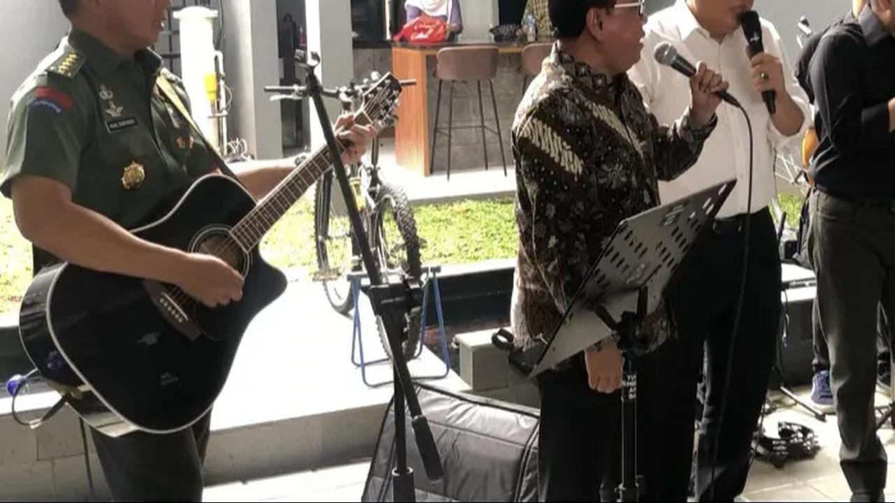 Calon Panglima TNI Jenderal Agus Subiyanto memainkan gitar mengiringi para anggota dewan di kediamannya di Setu, Cipayung, Jakarta Timur, pada Senin (13/11).