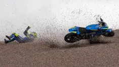 Pebalap Suzuki Ecstar, Andrea Iannone, terjatuh saat menjalani latihan bebas MotoGP Jerman di Sirkuit Sachsenring, Hohenstein-Ernstthal, Jumat (30/6/2017). (AFP/Robert Michael)