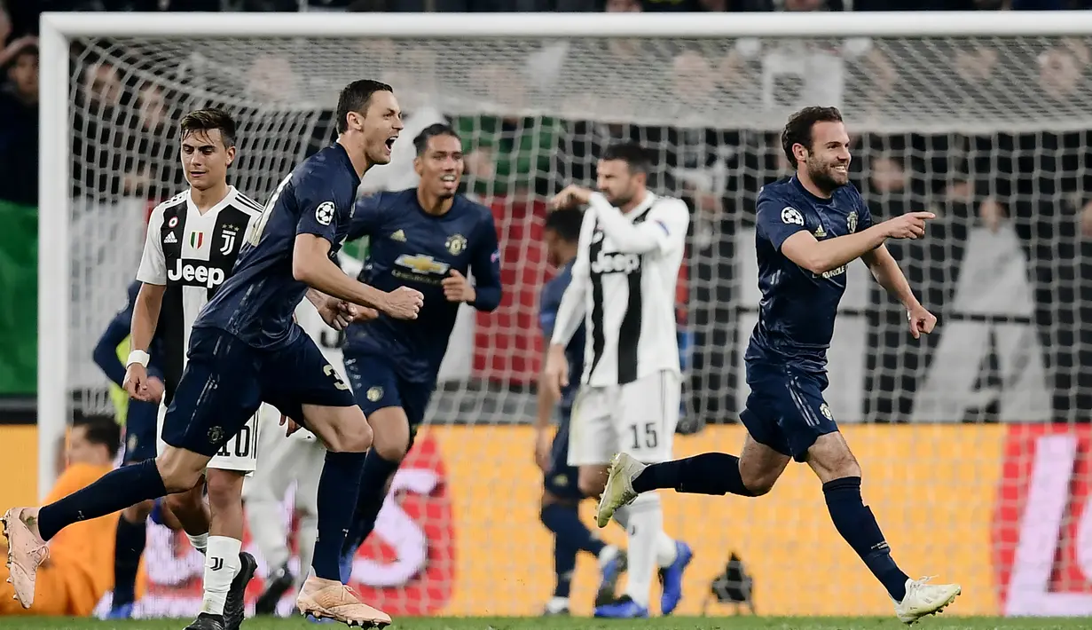 Gelandang Manchester United, Juan Mata, merayakan gol yang dicetaknya ke gawang Juventus pada laga Liga Champions di Stadion Allianz, Turin, Rabu (7/11). Juventus kalah 1-2 dari MU. (AFP/Marco Bertorello)