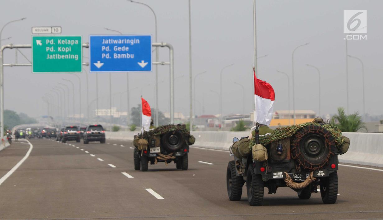 Konvoi Presiden Joko Widodo (Jokowi) dan rombongan menjajal Tol Bekasi-Cawang-Kampung Melayu (Becakayu) seusai peresmian, Jumat (3/11). Bersama rombongan, Jokowi konvoi menjajal ruas tol sepanjang 8,26 km itu. (Liputan6.com/Angga Yuniar)