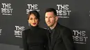 Megabintang Timnas Argentina dan PSG, Lionel Messi berpose bersama istrinya Antonela Roccuzzo di karpet hijau sebelum Seremoni The Best FIFA Footbal Awards 2022 di Paris, Prancis, Senin (27/2/2023). (AP Photo/Michel Euler)