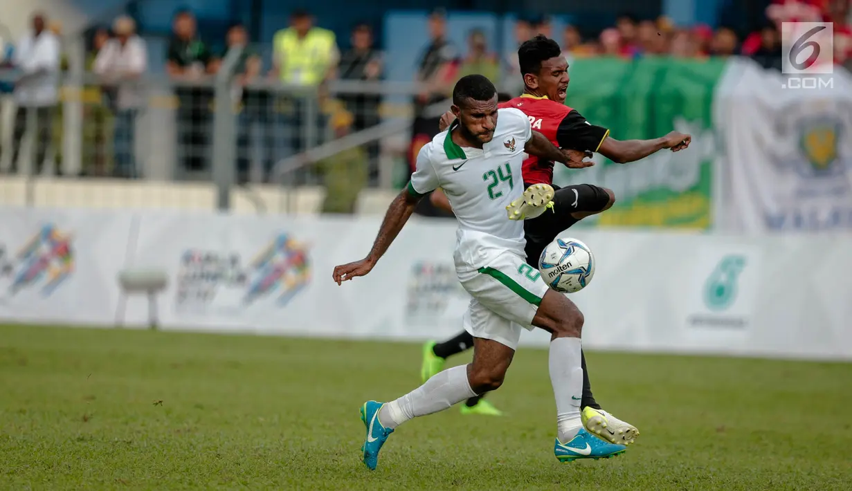 Stiker timnas Indonesia U-22, Marinus Mariyanto berusaha merebut bola dari pemain Timor Leste pada laga penyisihan grup B SEA Games 2017 di Stadion Selayang, Selangor, Minggu (20/8). Indonesia menang 1-0 atas Timor Leste (Liputan6.com/Faizal Fanani)