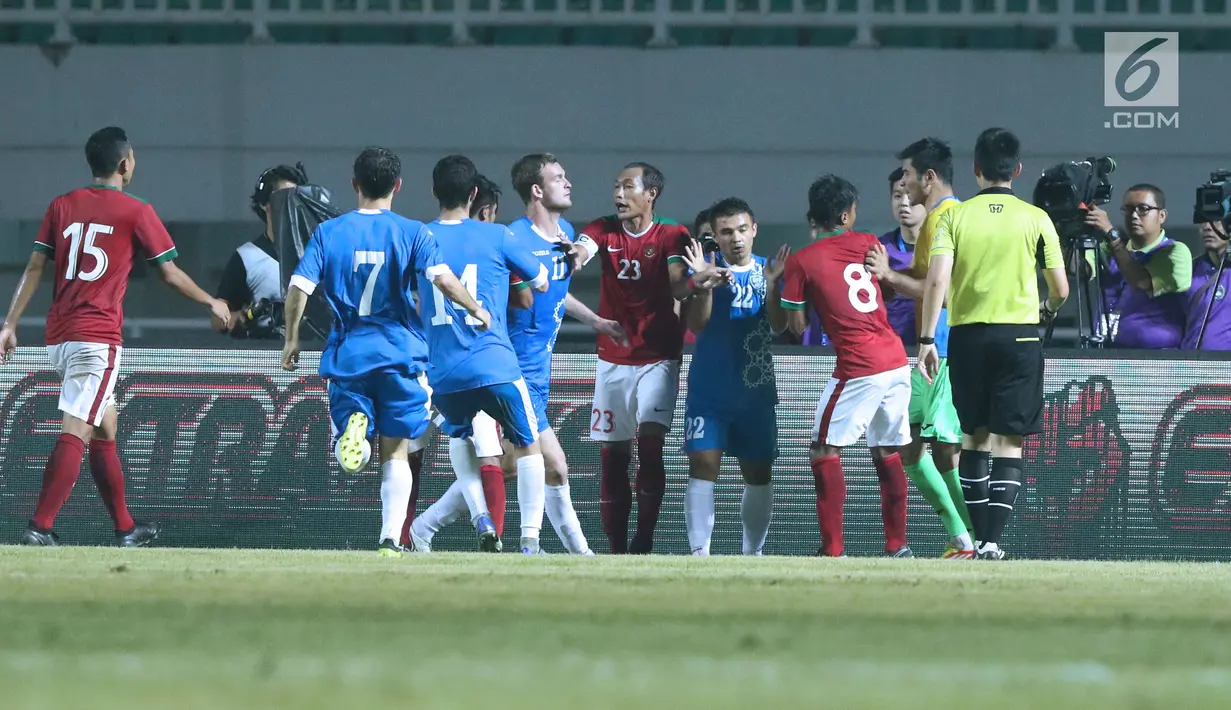 Kapten timnas Indonesia U-23, Hansamu Yama Pranata (tengah) melerai pertikaian dengan pemain Uzbekistan saat laga PSSI Anniversary 2018 di Stadion Pakansari, Kab Bogor, Kamis (3/5). Laga imbang 0-0. (Liputan6.com/Helmi Fithriansyah)