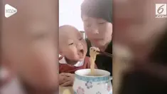 Tingkah bayi ini memang benar-benar menggemaskan. Ketika melihat sang ibu memakan mi instan, bayi ini langsung meniru apa yang dilakukan ibunya. Begini ekspresinya