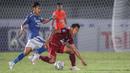 Di babak kedua, Persib Bandung dan Borneo FC sama-sama membangun serangan mengingat belum adanya gol di babak pertama. Pertarungan gelandang antara Beckham Putra (kiri) dan Hendro Siswanto menambah serunya pertandingan. (Bola.com/Bagaskara Lazuardi)