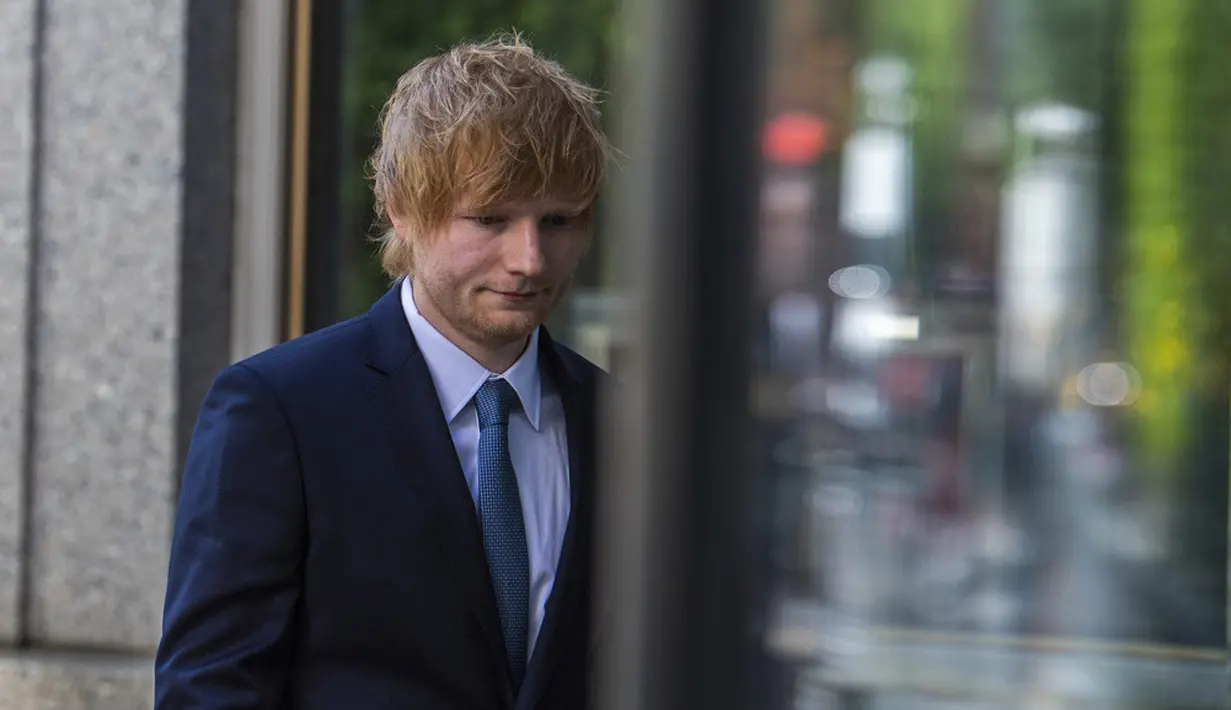 <p>Ed Sheeran berjalan ke Pengadilan Federal Manhattan, New York, Amerika Serikat, Selasa (25/4/2023). Sidang hak cipta lagu hits Ed Sheeran 'Thinking Out Loud' yang diduga menjiplak lagu klasik Marvin Gaye resmi dimulai. (AP Photo/Brittainy Newman)</p>