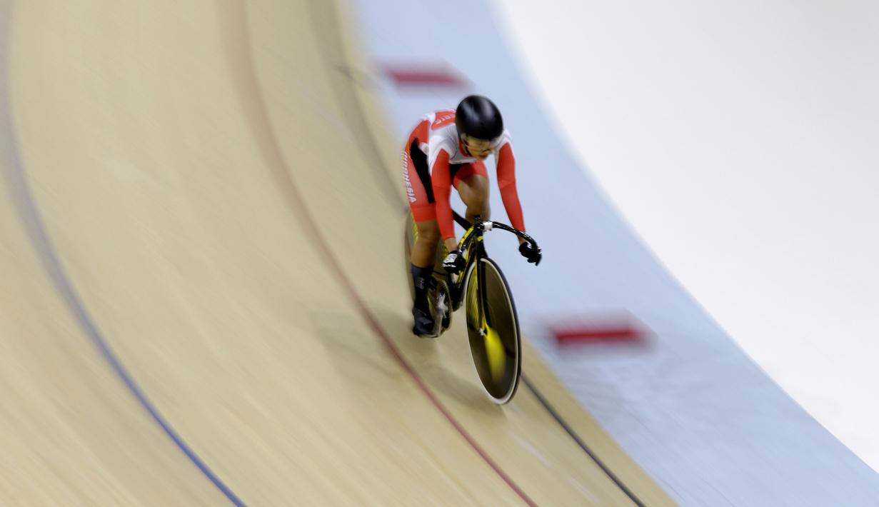 Pesepeda Indonesia, Chrismonita Dwi Putri, memacu kecepatan pada nomor 500 meter Time Trial saat Asian Track Championship 2019 di Jakarta International Veledrome, Jakarta, Kamis (10/1). Chrismonita berhasil meraih perunggu. (Bola.com/Yoppy Renato)
