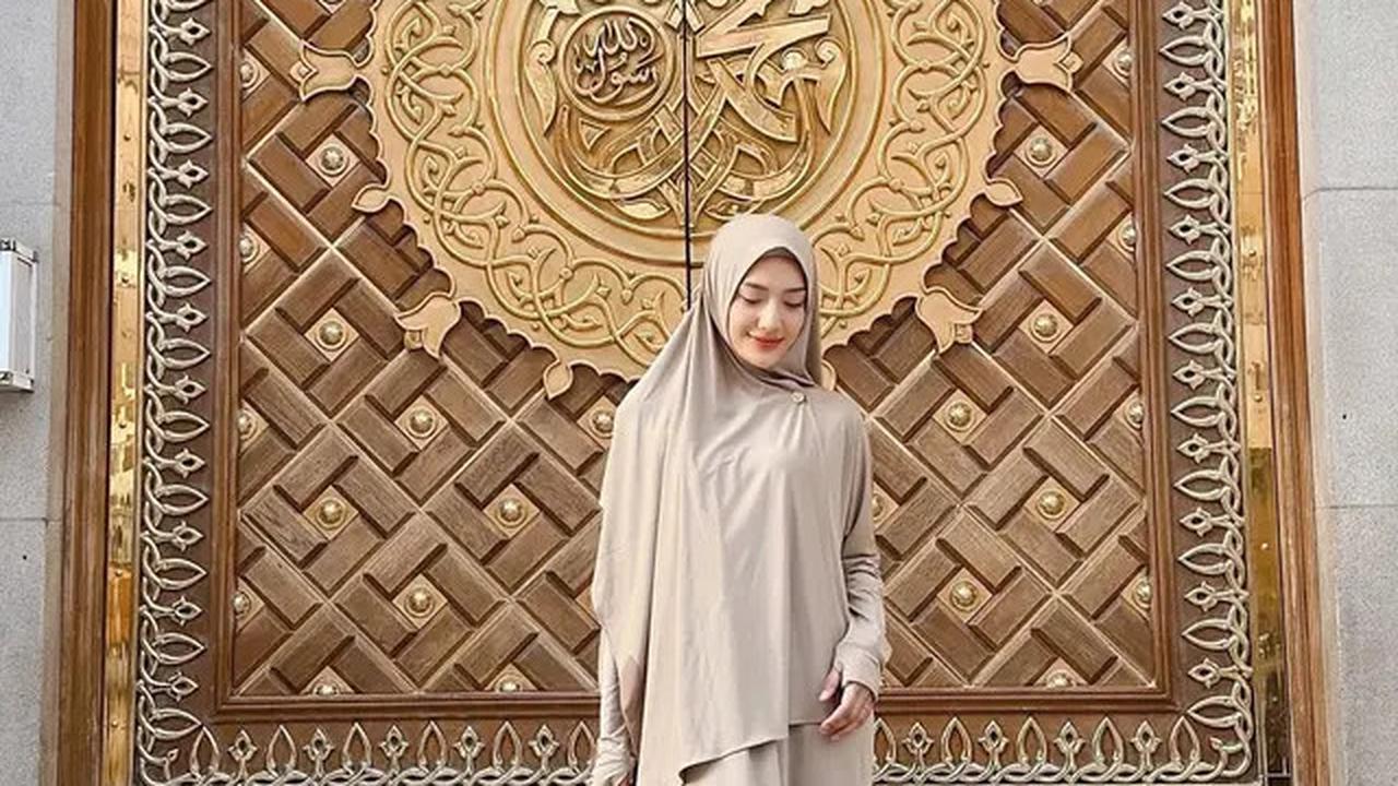 Gaya Annisa Aziza Pakai Hijab dan Baju Syar'i saat Umroh, Tampil Anggun dan Memukau
