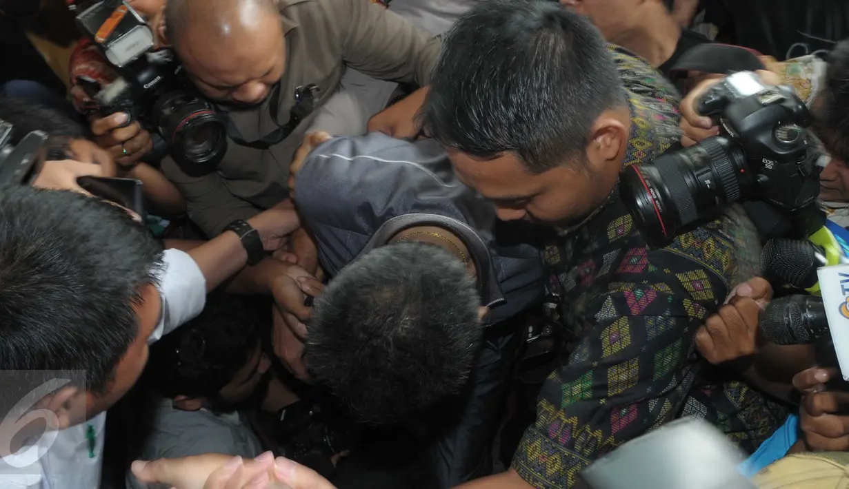Salah satu tersangka yang terjaring dalam operasi tangkap tangan (OTT) di Bengkulu setelah dipindahkan dari Bengkulu ke Jakarta, Selasa (24/5).Tersangka tersangkut kasus korupsi di Rumah Sakit M Yunus, Bengkulu. (Liputan6.com/Helmi Afandi)