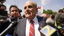 Rudy Giuliani, pengacara dan orang kepercayaan Donald Trump, menyerahkan diri ke penjara di Atlanta pada hari Rabu atas tuduhan terkait upaya untuk membatalkan kekalahan Presiden Trump dalam pemilihan presiden tahun 2020 di Georgia. (AP Photo/Brynn Anderson)