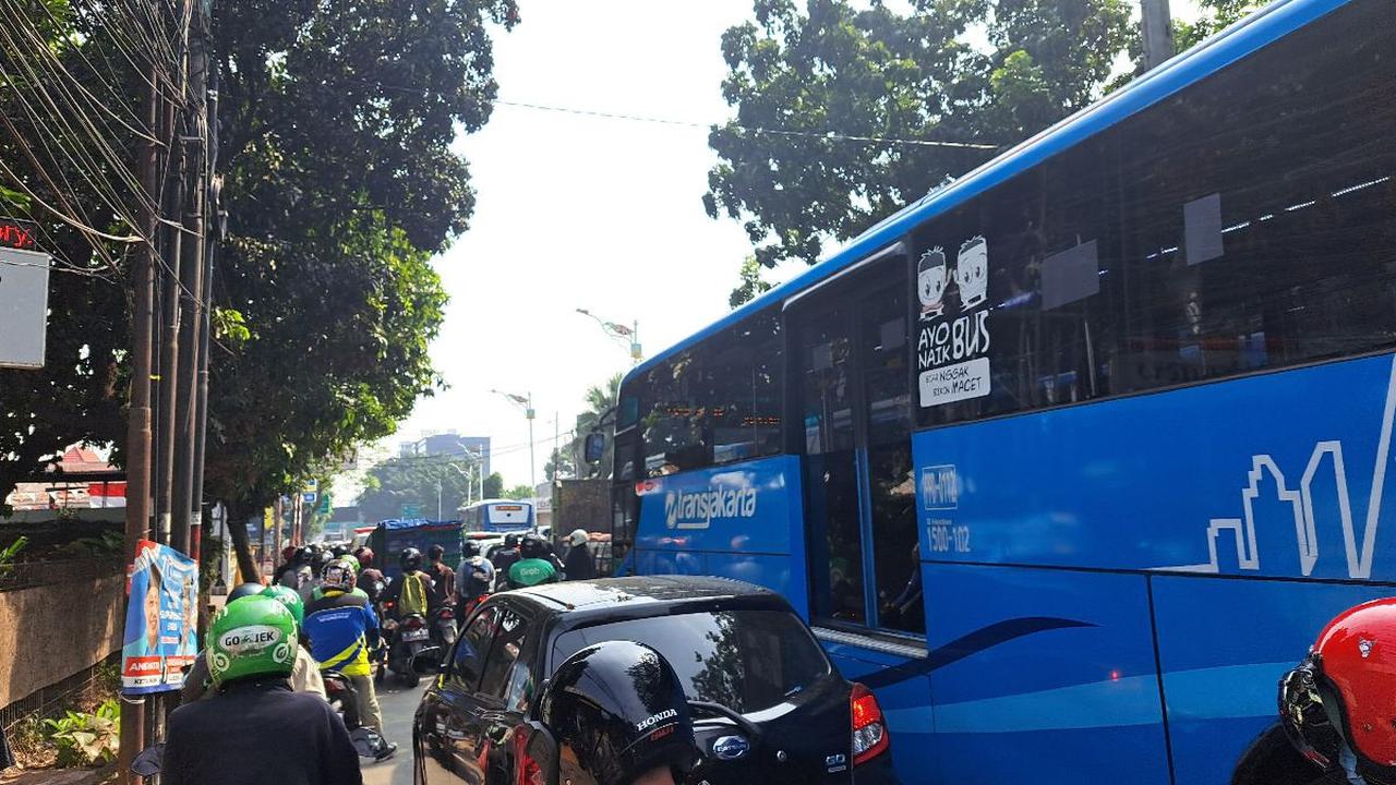 Jalan Ciputat Raya depan Halte Pondok Pinang sendiri memiliki tiga jalur jalan.<br>