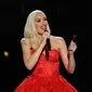 Gwen Stefani tampil memukau dalam beberapa balutan busana ketika meluncurkan album Natal terbarunya (Instagram/gwenstefani)