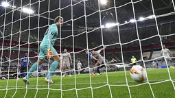 Striker Inter Milan, Lautaro Martinez, mencetak gol ke gawang Shakhtar Donetsk pada laga semifinal Liga Europa di Merkur Spiel-Arena, Selasa (18/8/2020). Inter Milan menang dengan skor 5-0. (Sascha Steinbach, Pool via AP)