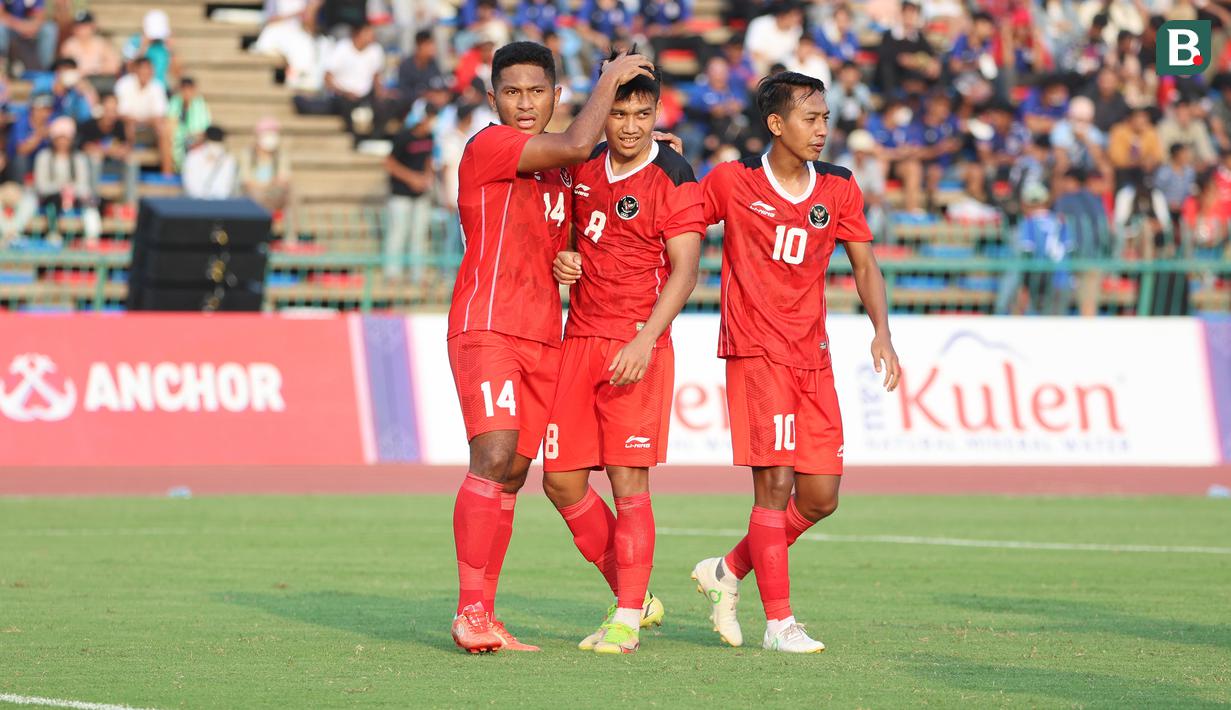 <p>Selebrasi para pemain Timnas Indonesia U-22 setelah mendapat hadiah penalti usai Witan Sulaeman (tengah) dijatuhkan di dalam kotak penalti Filipina pada laga pertama Grup A SEA Games 2023 di Olympic Stadium, Phnom Penh, Kamboja, Sabtu (29/4/2023). (Bola.com/Abdul Aziz)</p>