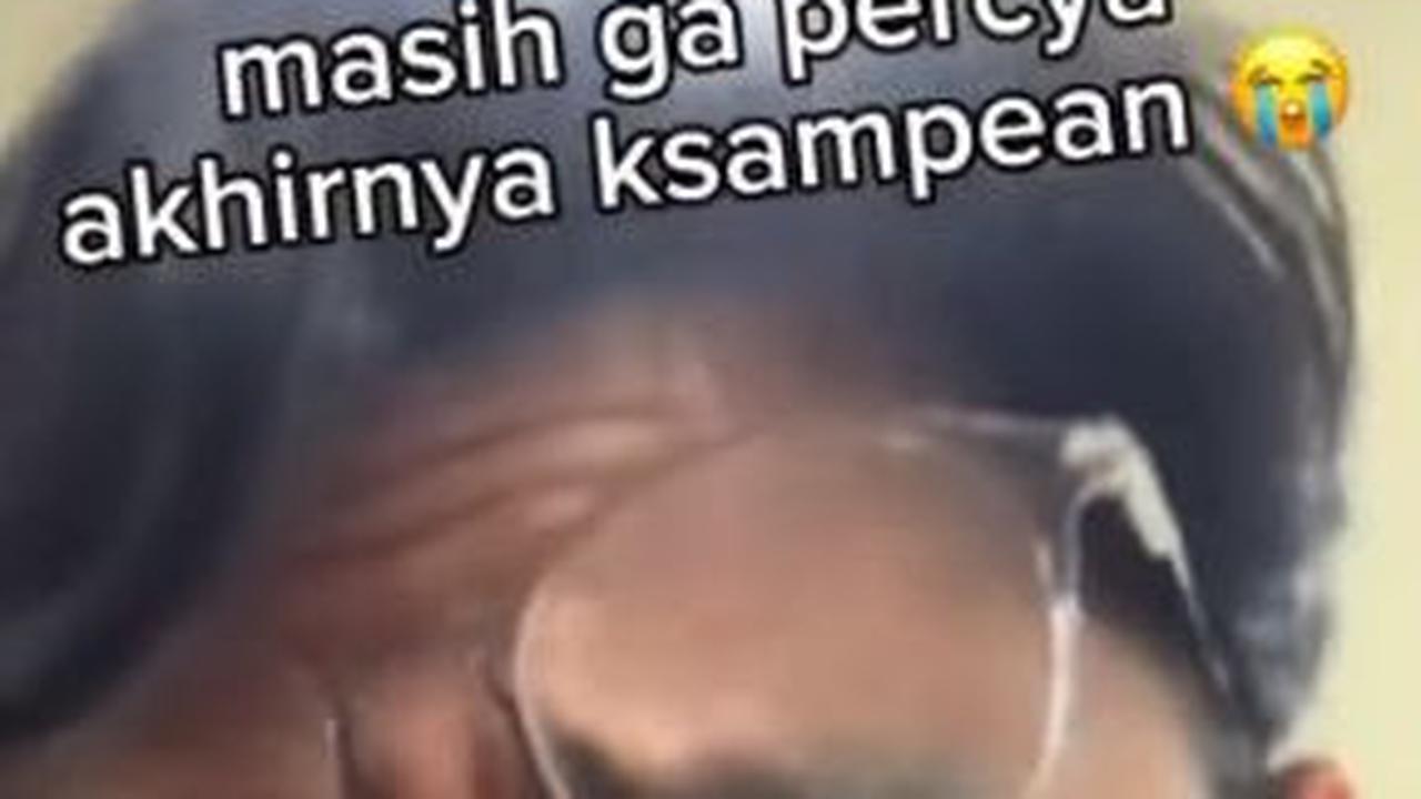Sembari dipenuhi air mata haru, dia sesekali mengusap kepala sang adik saat berjalan di dalam gedung kampus.