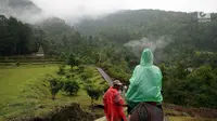 Wisatawan menaiki kuda saat berkunjung ke Candi Gedong Songo, kompleks percandian peninggalan Hindu di lereng Gunung Ungaran, Bandungan, Kab. Semarang, Jawa Tengah, Senin (18/12). (Liputan6.com/Johan Tallo)