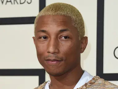 Penyanyi yang juga rapper, Pharrell Williams saat tiba di karpet merah ajang bergengsi Grammy Awards 2016 di Los Angeles, Senin (15/2). Pelantun 'Happy' itu mengenakan t-shirt yang dipadu dengan jaket wanita Chanel. (AFP PHOTO/Valerie MACON)
