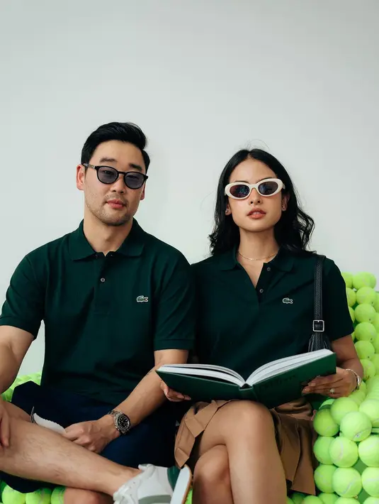 Maudy dan Jesse Choi sama-sama kenakan polo shirt hijau tua. Hanya saja Maudy padukan polo shirt dengan ruffle mini skirt sementara Jesse kenakan celana pendek [@maudyayunda]
