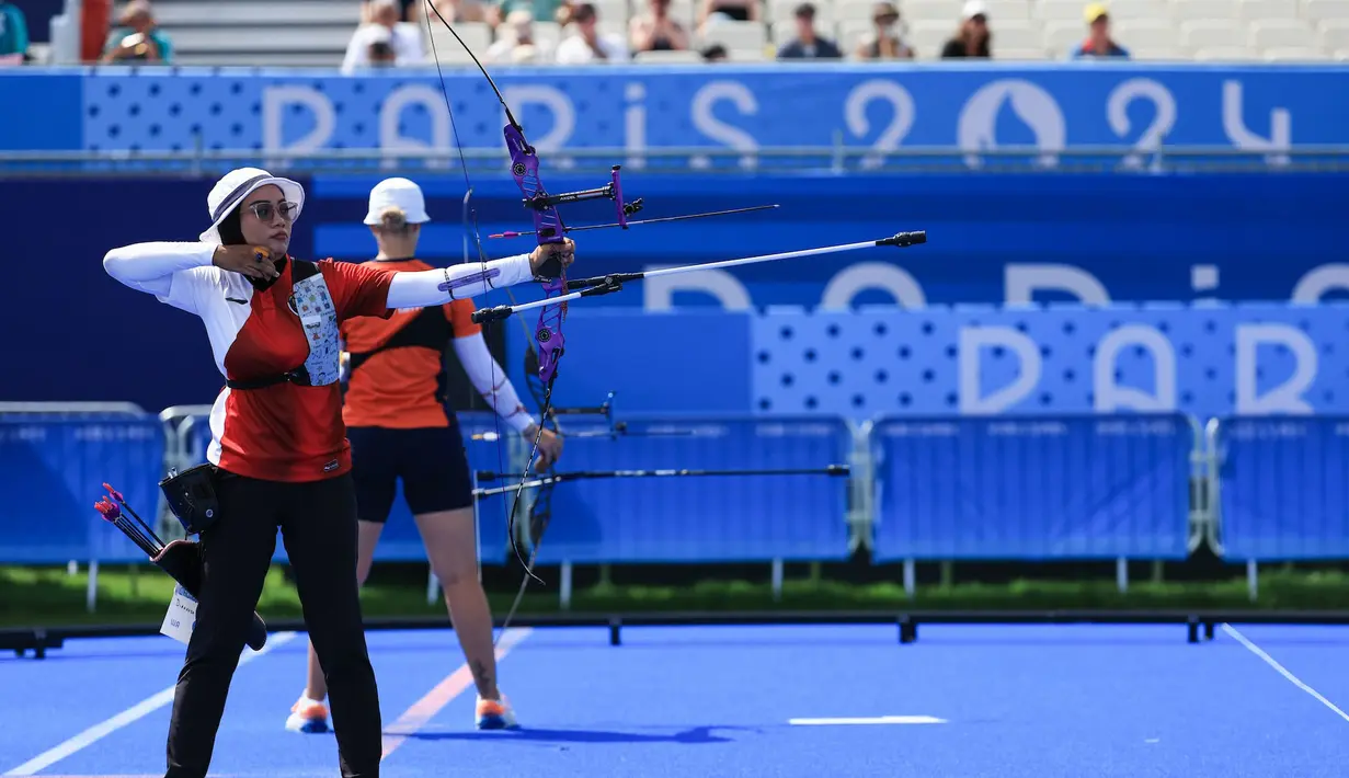 <p>Atlet panahan putri Indonesia, Diananda Choirunisa melepaskan anak panah saat menghadapi wakil Belanda, Laura van der Winkel pada babak 64 besar nomor individual putri Olimpiade Paris 2024 di Les Invalides Arena, Paris, Selasa (30/7/2024). Diananda Choirunisa menang 7-1. (Dok. NOC Indonesia/Naif Muhammad Al'as)</p>
