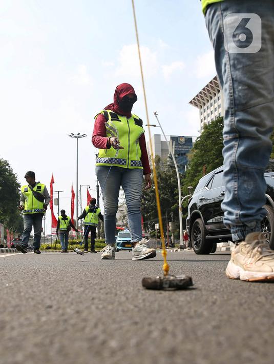 Sebelumnya, Team Saber Subditkamel Ditlantas Polda Metro Jaya beserta puluhan personel dari komunitas sapu bersih melakukan kegiatan penyisiran ranjau paku. (Liputan6.com/Angga Yuniar)