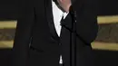 Aktor Joaquin Phoenix menyampaikan pidato saat menerima piala Oscar 2020 pada ajang Academy Awards ke-92 di Dolby Teater, Los Angeles (9/2/2020). Joaquin mengalahkan Adam Driver di Marriage Story dan Leonardo DiCaprio di film Once Upon a Time in Hollywood!. (AP Photo/Chris Pizzello)