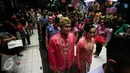 Sejumlah calon pasangan mempelai mengikuti peragaan busana pengantin di Pasar Beringharjo Yogyakarta, (3/2). Busana akan di pakai saat nikah massal yang akan di gelar 4 April 2016. (Liputan6.com/Boy Harjanto)