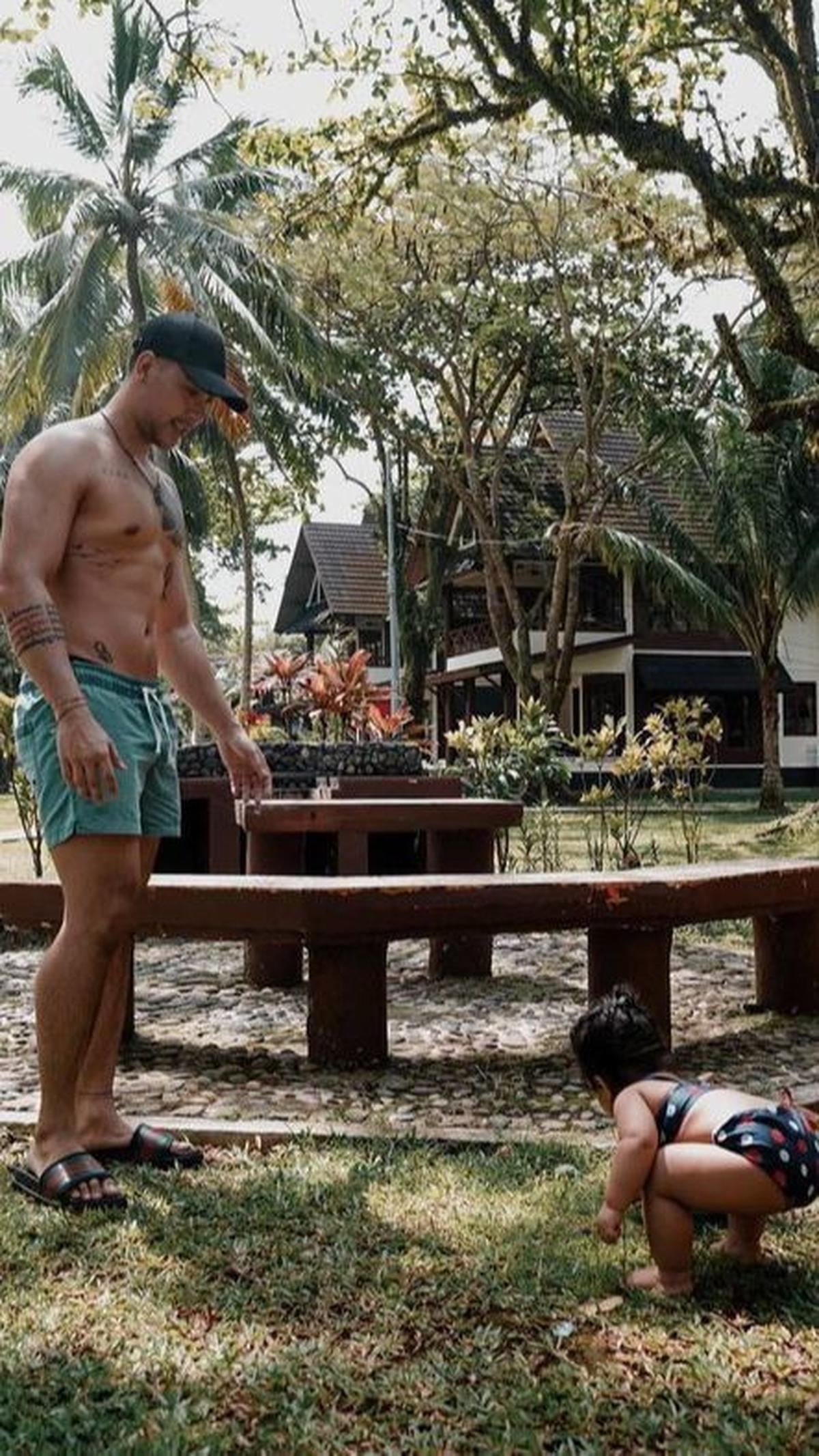 Tidak mengherankan, Krisjiana memenuhi kriteria sebagai "hot daddy" menurut netizen.