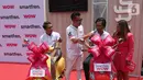 Deputy CEO SmartFren Djoko Tata Ibrahim melakukan wawancara kepada para pemenang program undian SmarFren WOW di Jakarta, Senin (14/10/2019). Program Undian SmartFren WOW merupakan program apresiasi untuk mewujudkan mimpi pelanggan.(Liputan6.com/HO/Agus)