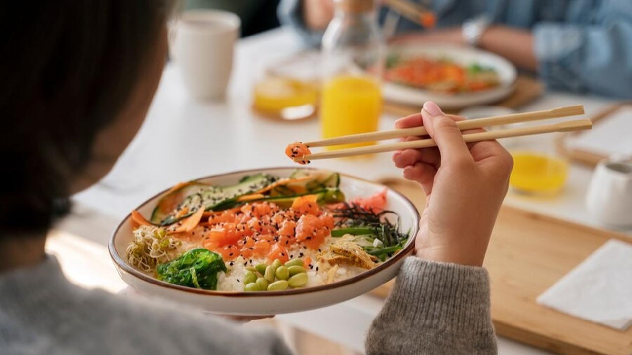 3.&nbsp;China makan dengan menggunakan sumpit